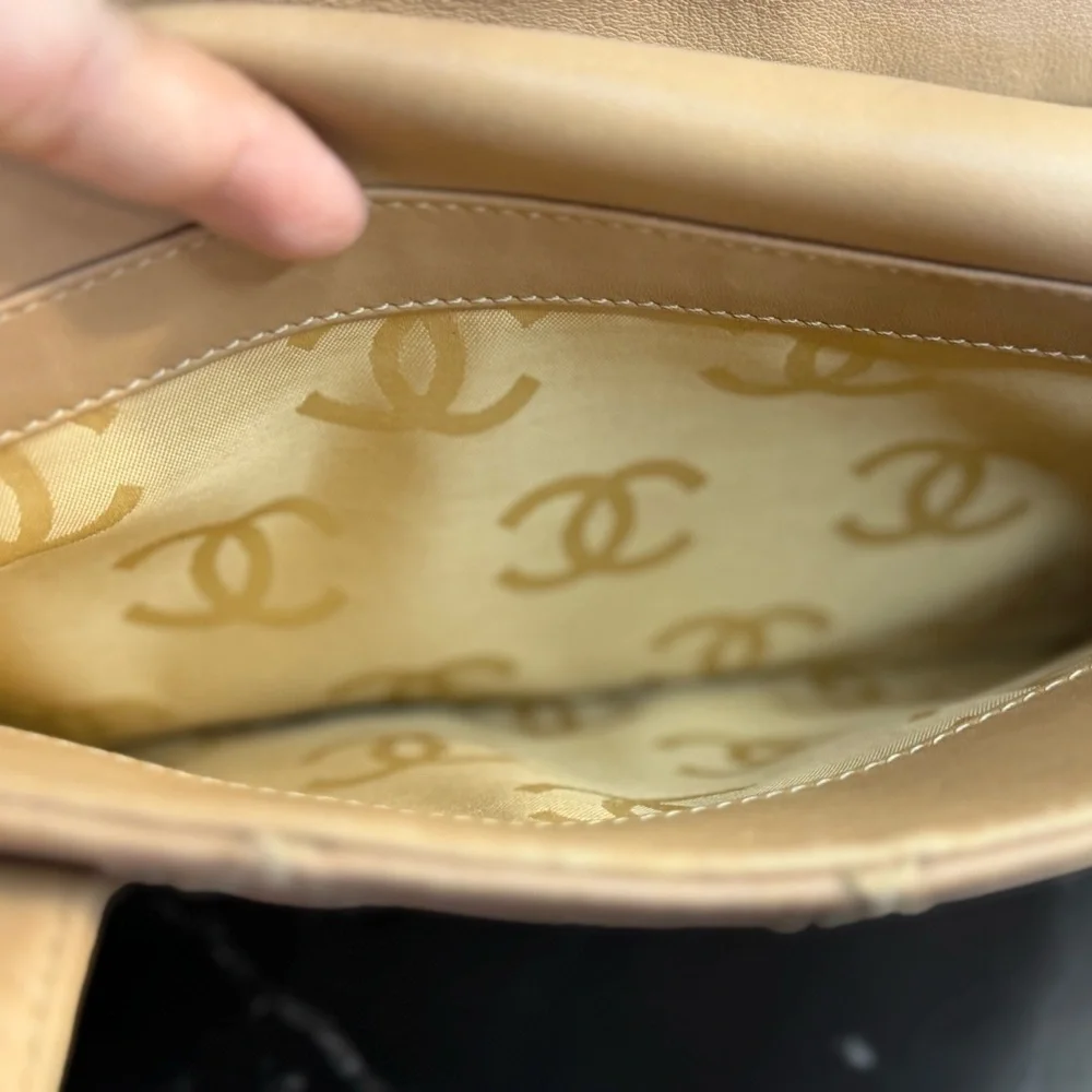 CHANEL Beige Quilted Tote Bag - Picture 5 of 7